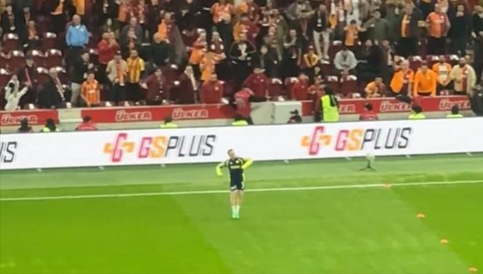 Kerem Aktürkoğlu'ndan Rams Park'ta yumruk şov! Galatasaray-Fenerbahçe maçı öncesi sosyal medyaya damga vurdu...