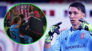 muslera-bir-anda-yere-yigildi-korkutan-anlar-saglikcilar-kosarak-sahaya-girdi-45uzPhKa.jpg