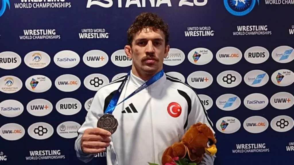 ulusal-guresci-yuksel-saricicek-dunya-ikincisi-oldu-WfsIibfH.webp
